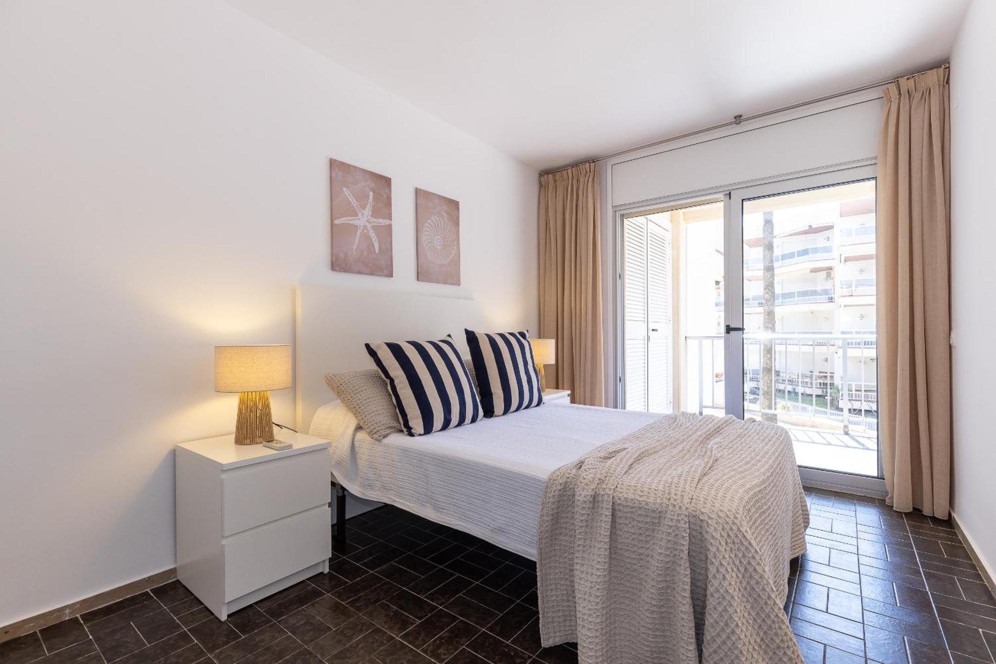 Uhc Dms Family Apartments Cambrils Room photo